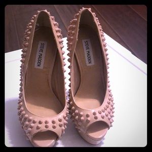 Steve Madden nude spiked pumps